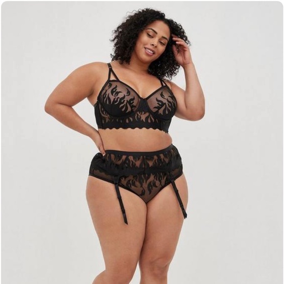 Garter belt torrid flames 🔥 - Picture 2 of 5